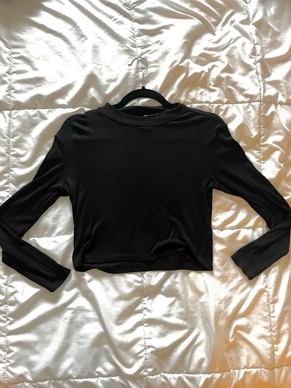 H&M Divided Black Ribbed Long Sleeve Crop Top | Medium
